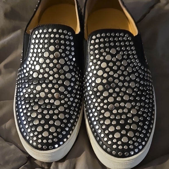 Vince Camuto womens 8 bkack leather silver studded slip on EUC - Picture 1 of 5